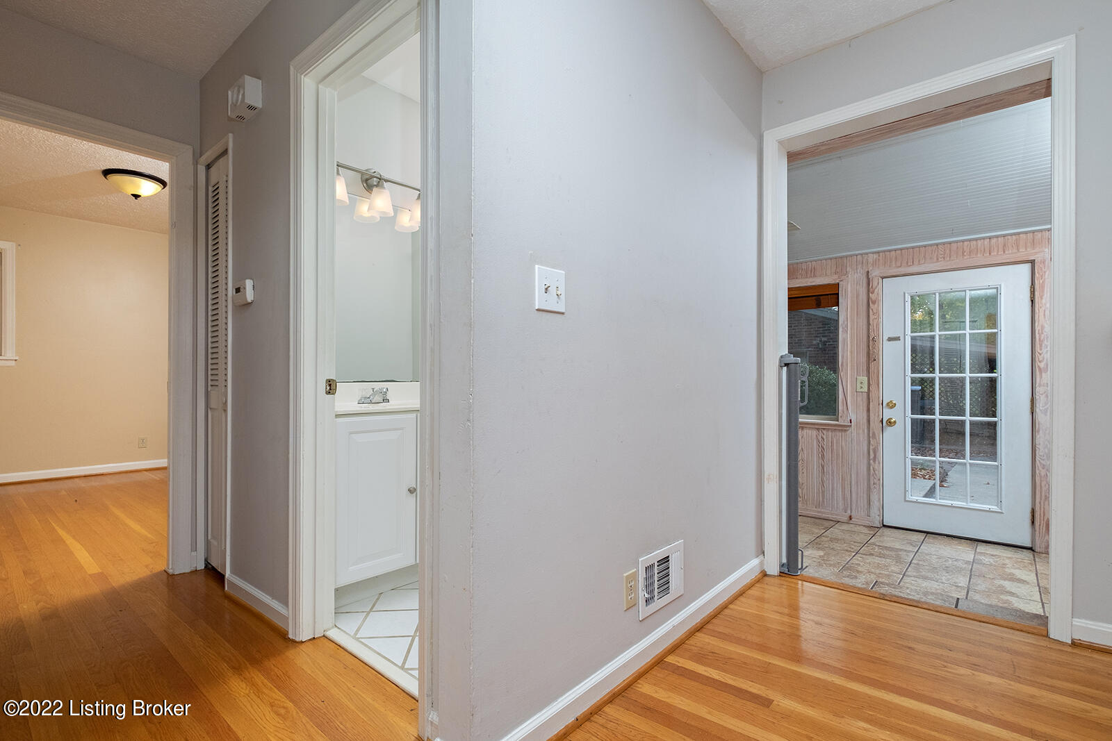 4512 Fox Run Road Louisville, KY 40207 - Photo 17 of 66 0020