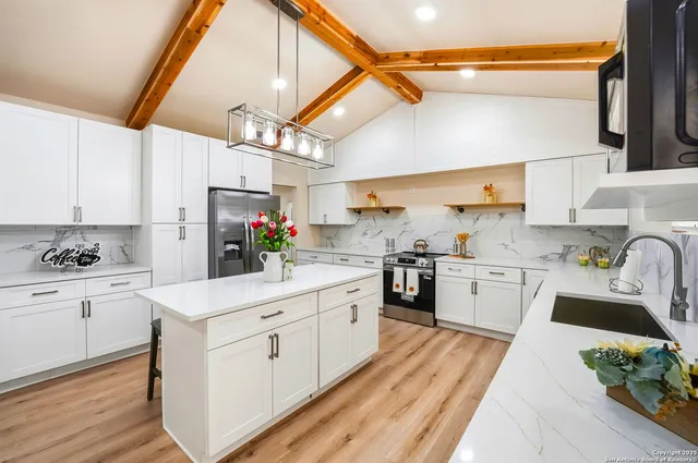 $819,999 | 210 Sheffield Place, Castle Hills, TX 78216