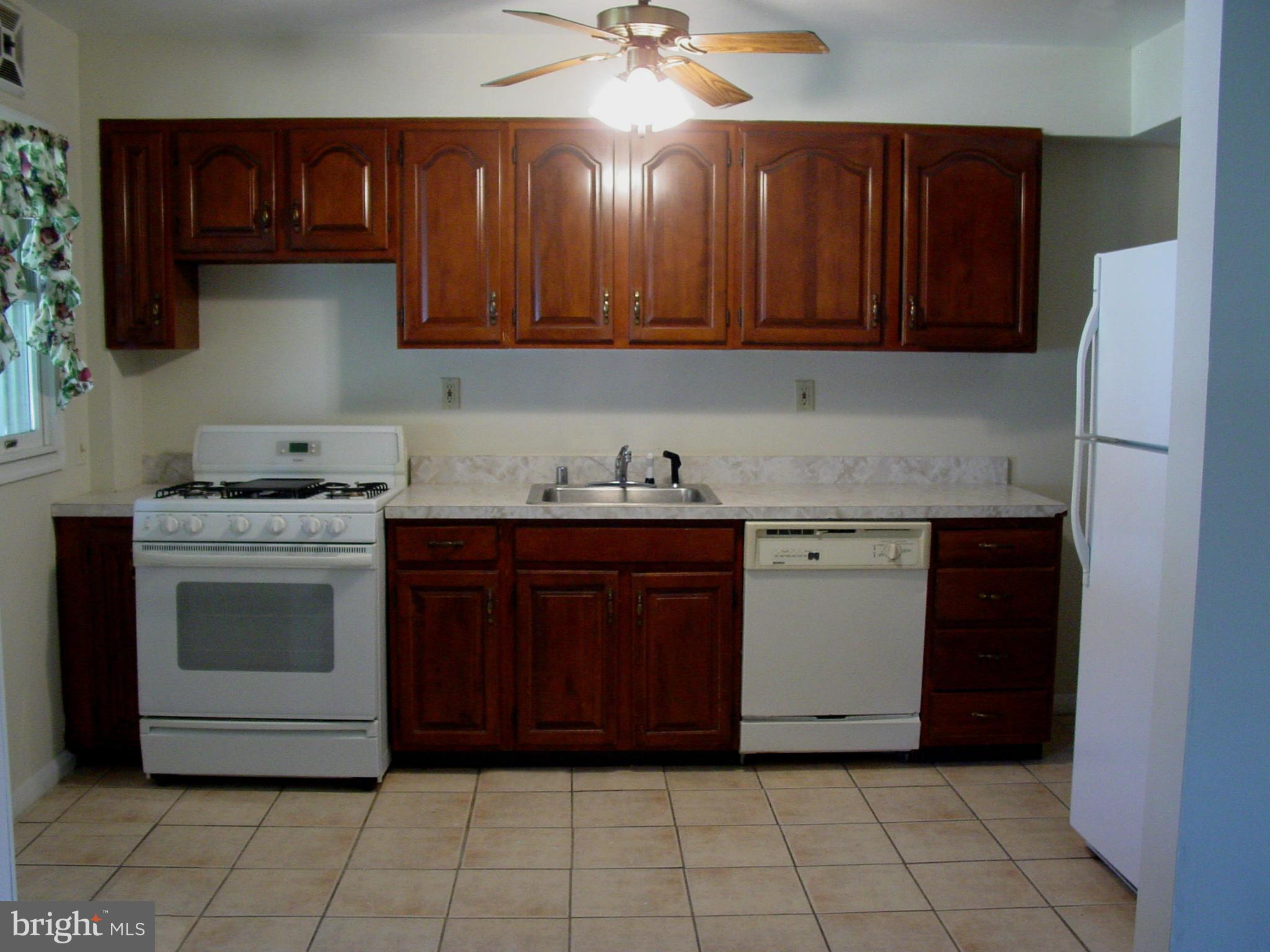 2725 Moorgate Road Dundalk, MD 21222 - Photo 3 of 24 Kitchen