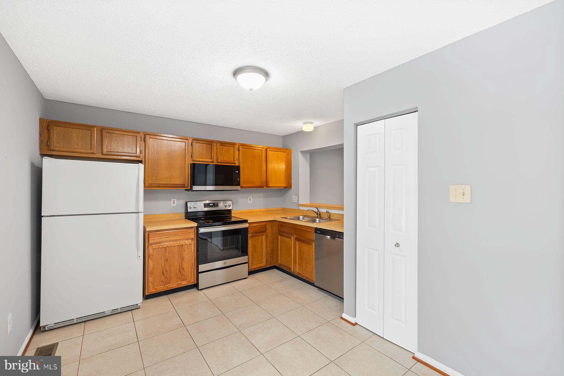 6795 Snow Goose Court Frederick, MD 21703 - Photo 14 of 36 a kitchen with granite countertop cabinets and stainless steel appliances