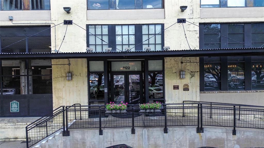 1122 Jackson Street, Unit 719 Dallas, TX 75202 - Photo 19 of 24 a view of a cafe with sitting area