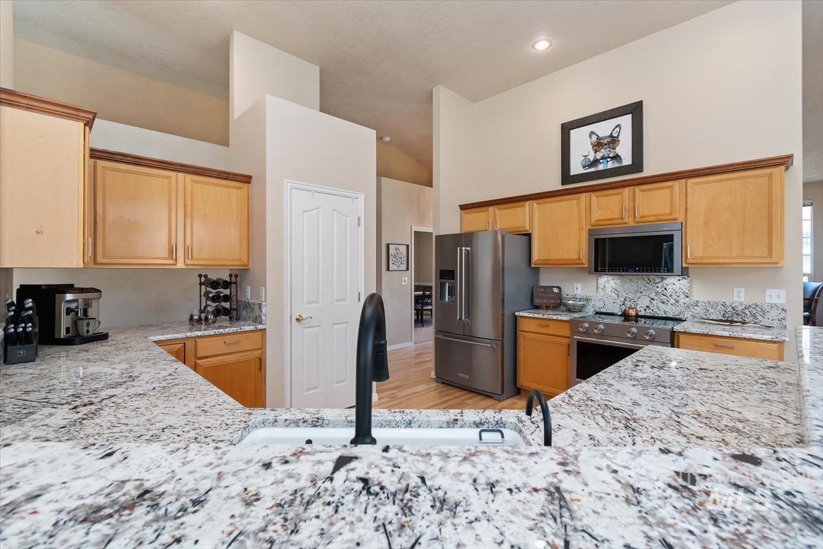 2495 East Ashbrook Court Eagle, ID 83616 - Photo 11 of 42