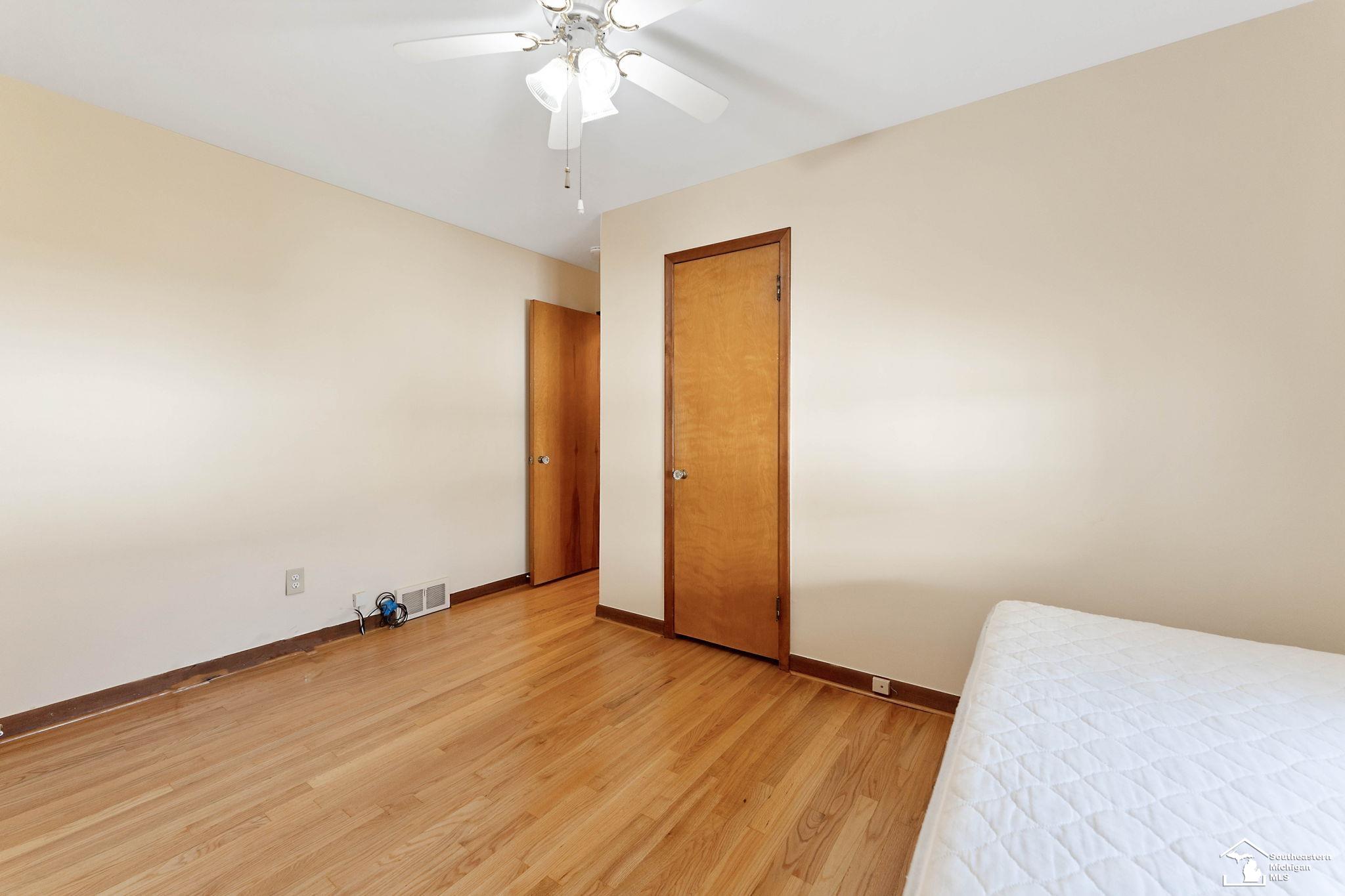 15818 Wick Road Allen Park, MI 48101 - Photo 17 of 30 50093414-16.JPG