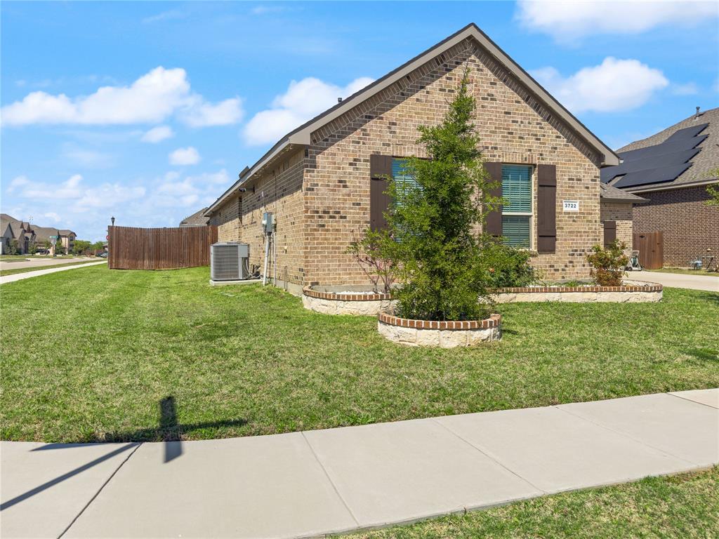 3722 Autumncrest Street Grand Prairie, TX 76065 - Photo 3 of 39