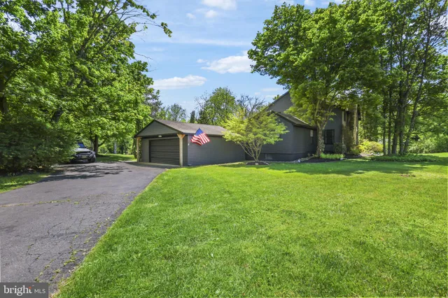 a view of yard with green space