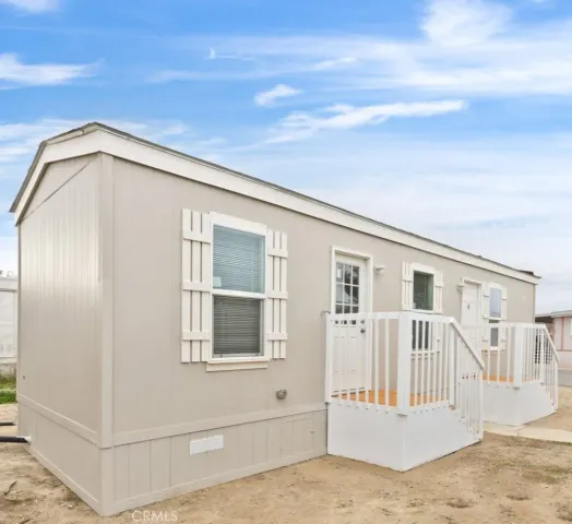 a view of back yard of the house