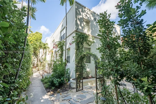 $4,000 | 726 Meridian Avenue, Unit 3, Miami Beach, FL 33139