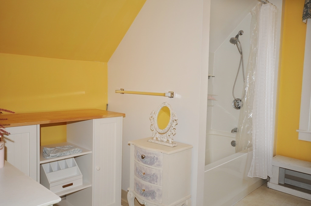 9 15th Street Wareham, MA 02558 - Photo 20 of 27 a bathroom with a shower