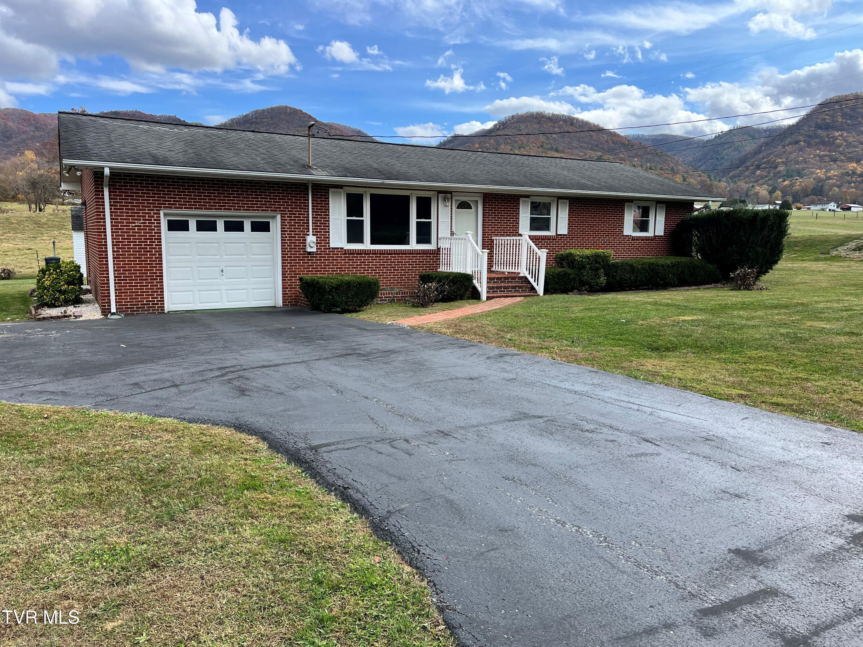 1232 Blue Springs Road Elizabethton, TN 37643 - Photo 1 of 33 jm7