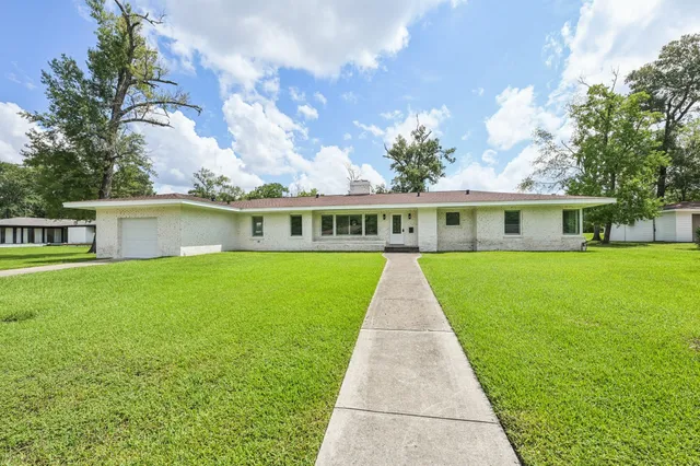 $429,000 | 1604 Shady Oaks Drive, Conroe, TX 77301