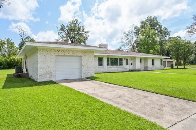 $429,000 | 1604 Shady Oaks Drive, Conroe, TX 77301