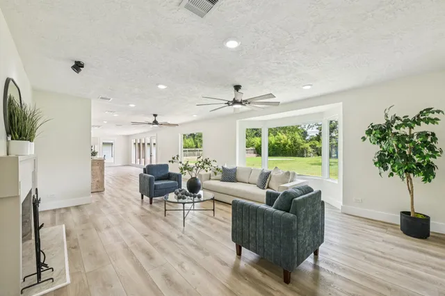 $429,000 | 1604 Shady Oaks Drive, Conroe, TX 77301