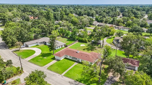 $429,000 | 1604 Shady Oaks Drive, Conroe, TX 77301