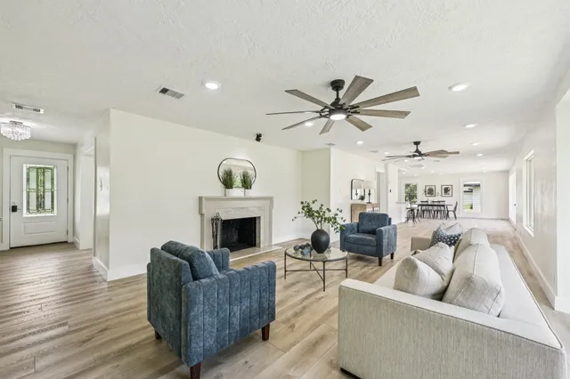 $429,000 | 1604 Shady Oaks Drive, Conroe, TX 77301