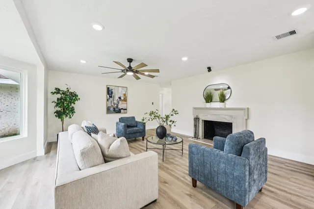 $429,000 | 1604 Shady Oaks Drive, Conroe, TX 77301