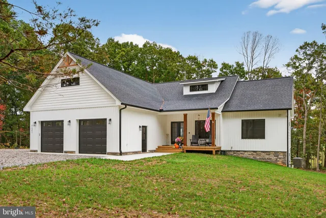 a view of a house with backyard and garden