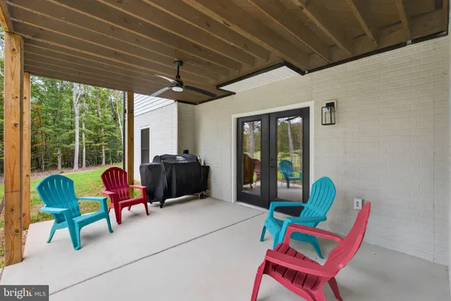 a view of a house with backyard