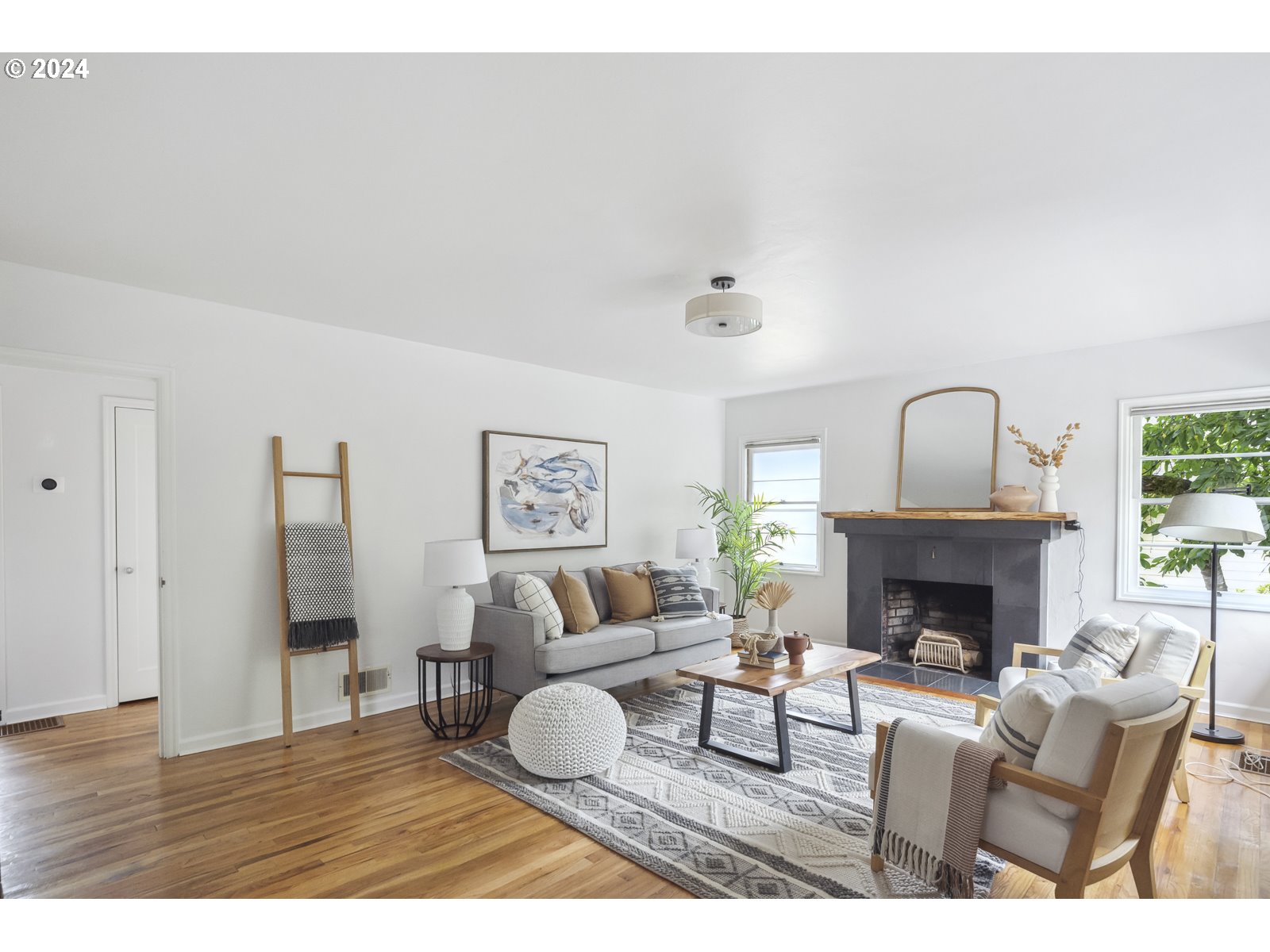 3325 Southwest Primrose Street Portland, OR 97219 - Photo 5 of 48 Living Room