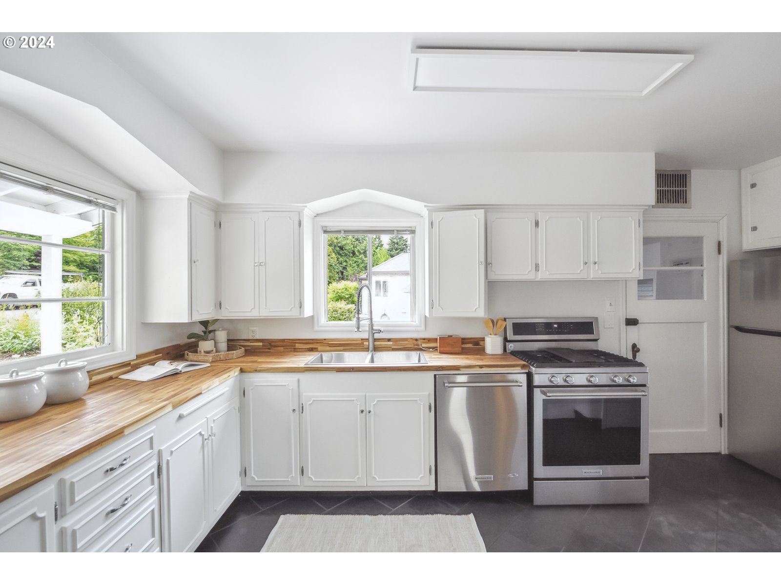 3325 Southwest Primrose Street Portland, OR 97219 - Photo 7 of 48 Kitchen