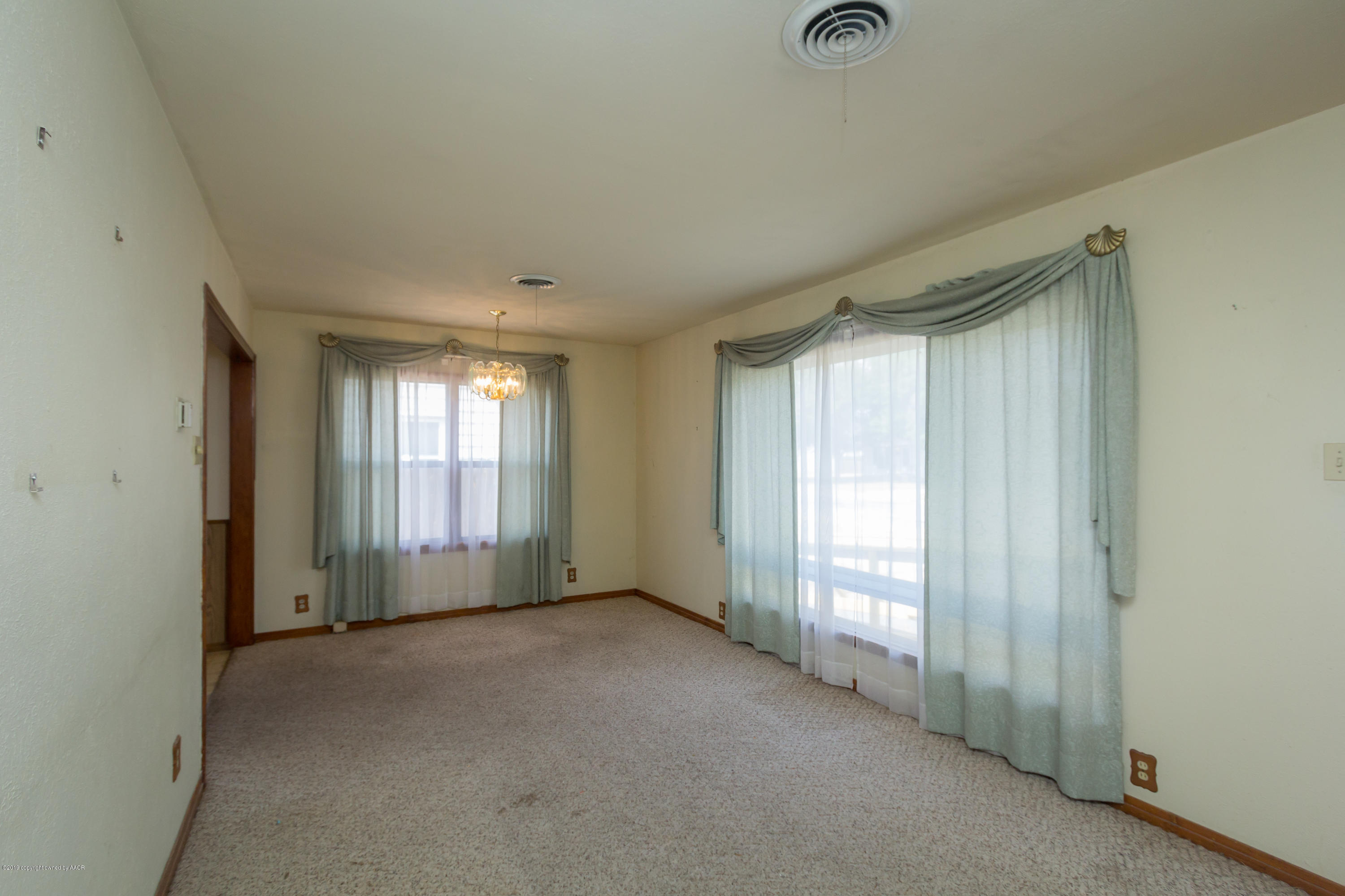 4606 Bowie Street Amarillo, TX 79110 - Photo 32 of 42 a view of livingroom with window