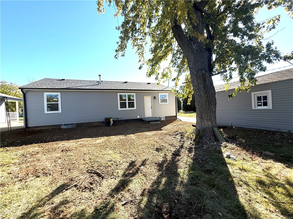 51 Medial Drive Decatur, IL 62521 - Photo 2 of 19