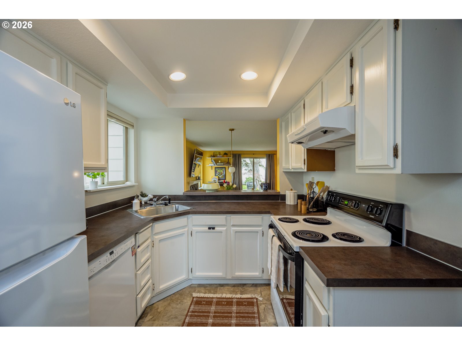 10031 Southwest Trapper Terrace Beaverton, OR 97008 - Photo 4 of 32 Kitchen