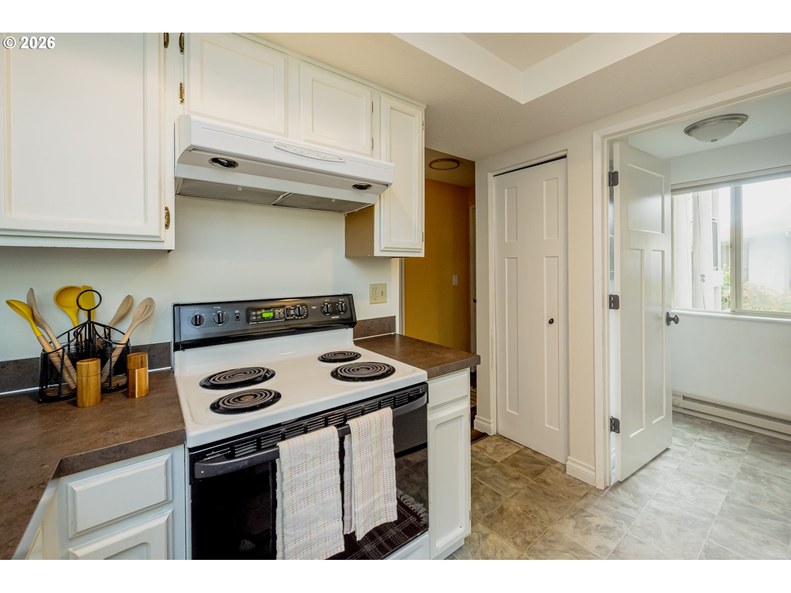 10031 Southwest Trapper Terrace Beaverton, OR 97008 - Photo 6 of 32 Kitchen