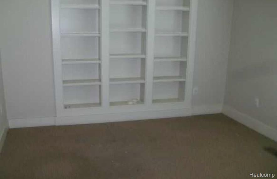 18231 Beverly Road Franklin, MI 48025 - Photo 2 of 7 574252409 Bed.JPG