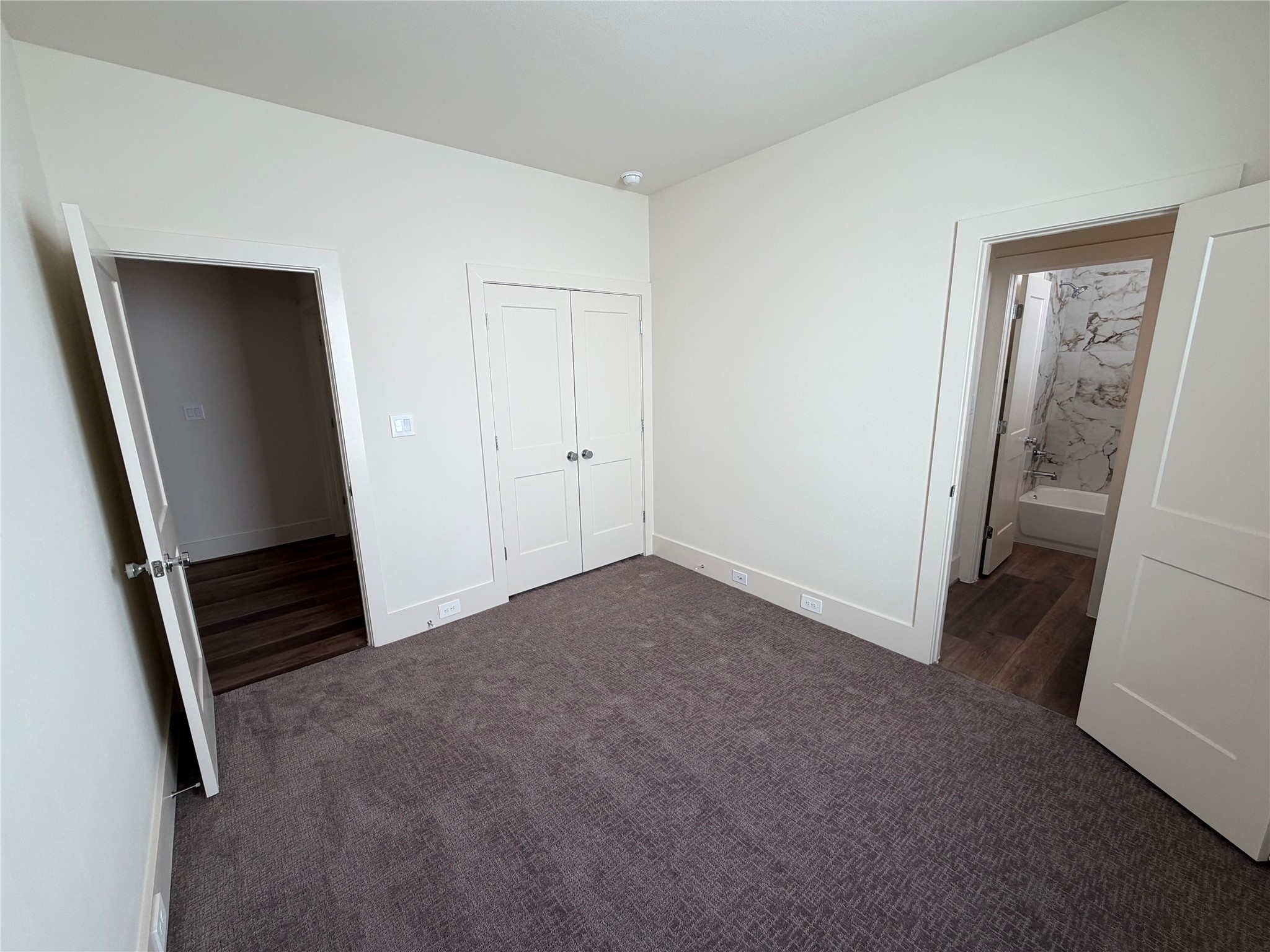 879 Rachel Street, Unit E Houston, TX 77091 - Photo 16 of 34 an empty room with windows