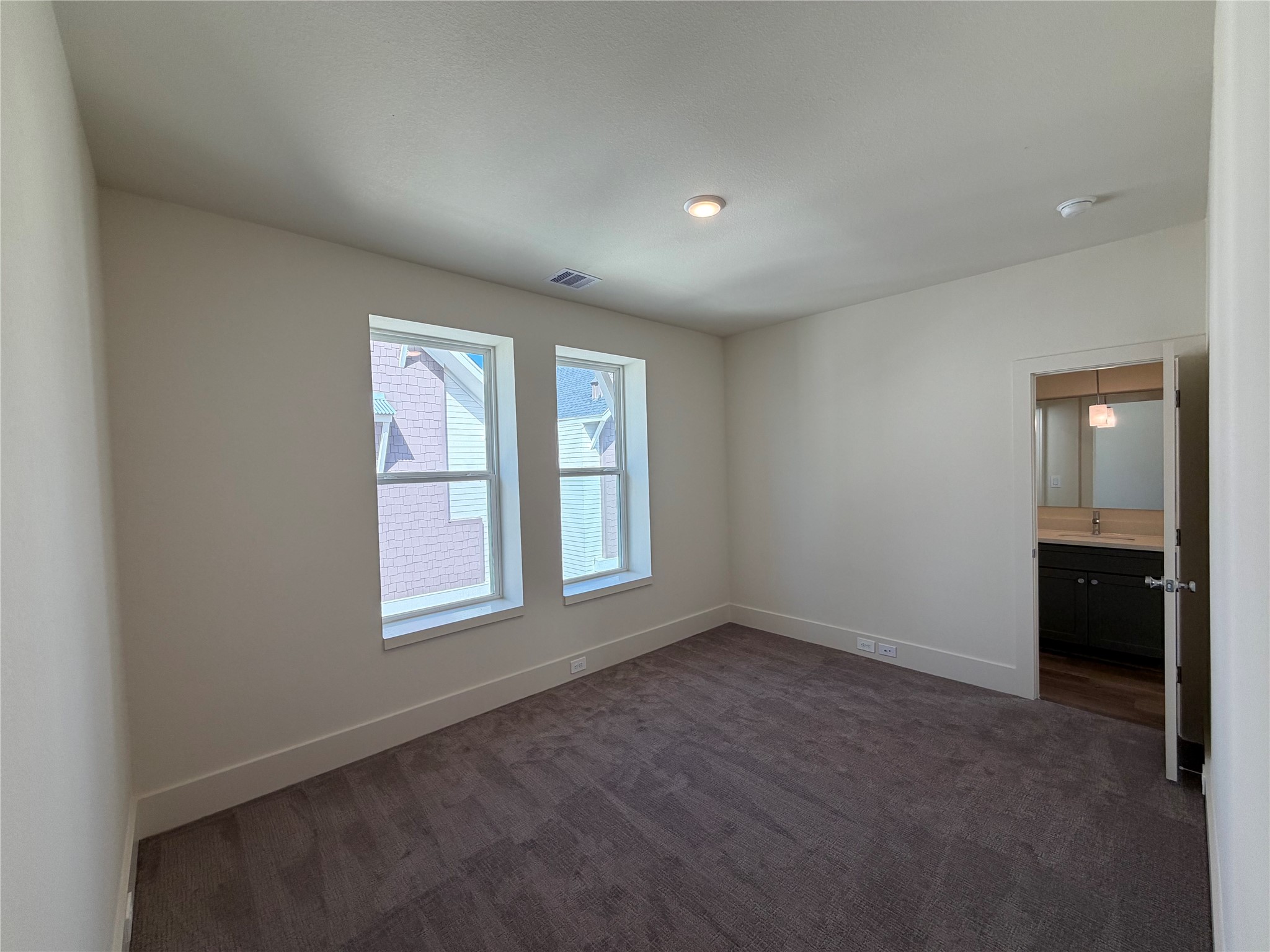 879 Rachel Street, Unit E Houston, TX 77091 - Photo 22 of 34 an empty room with windows