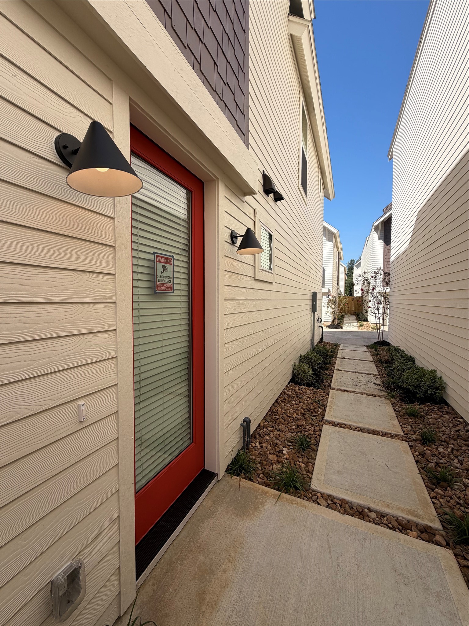 879 Rachel Street, Unit E Houston, TX 77091 - Photo 3 of 34 a view of a pathway of a house