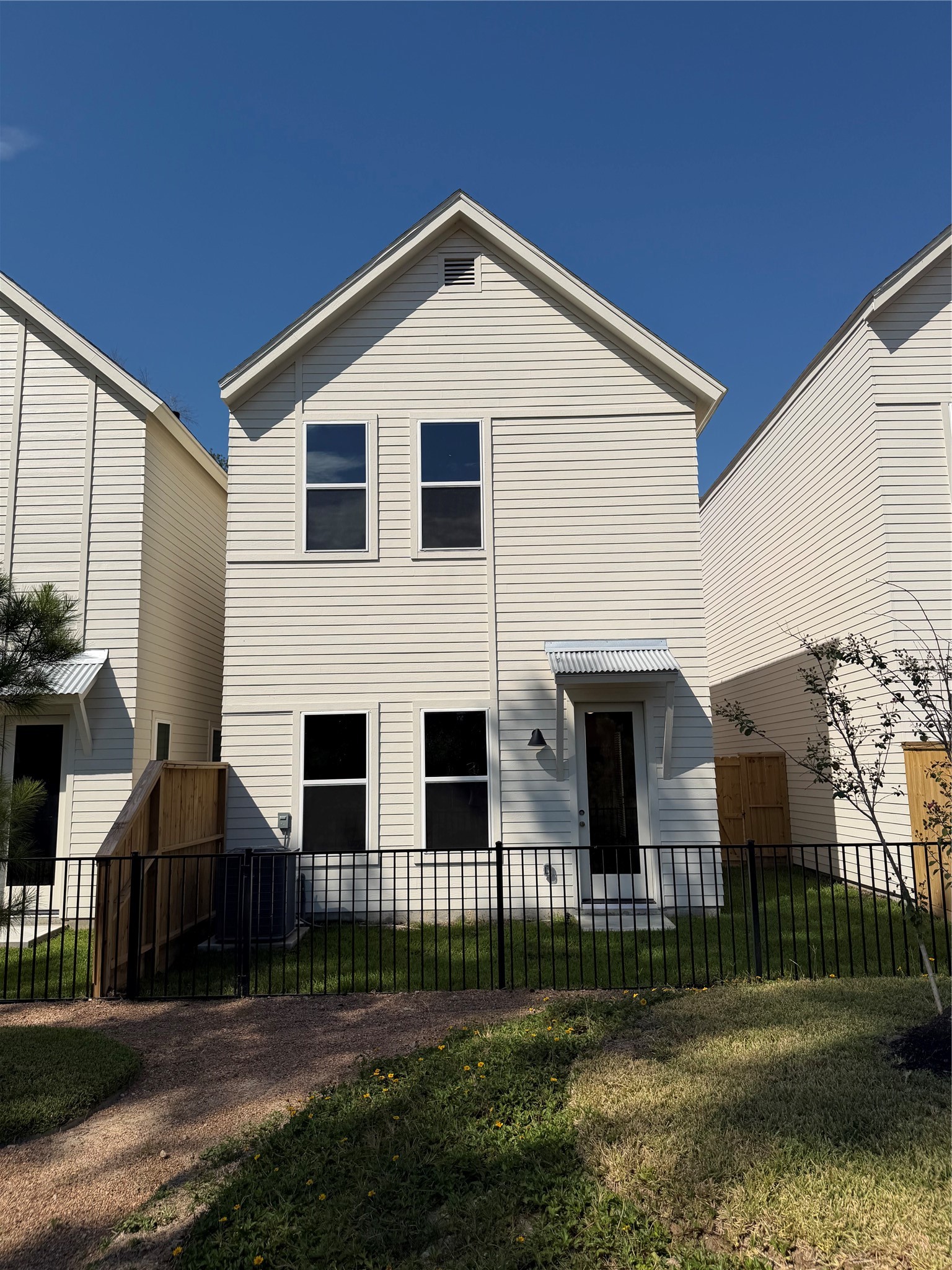 879 Rachel Street, Unit E Houston, TX 77091 - Photo 5 of 34 a front view of a house with a yard