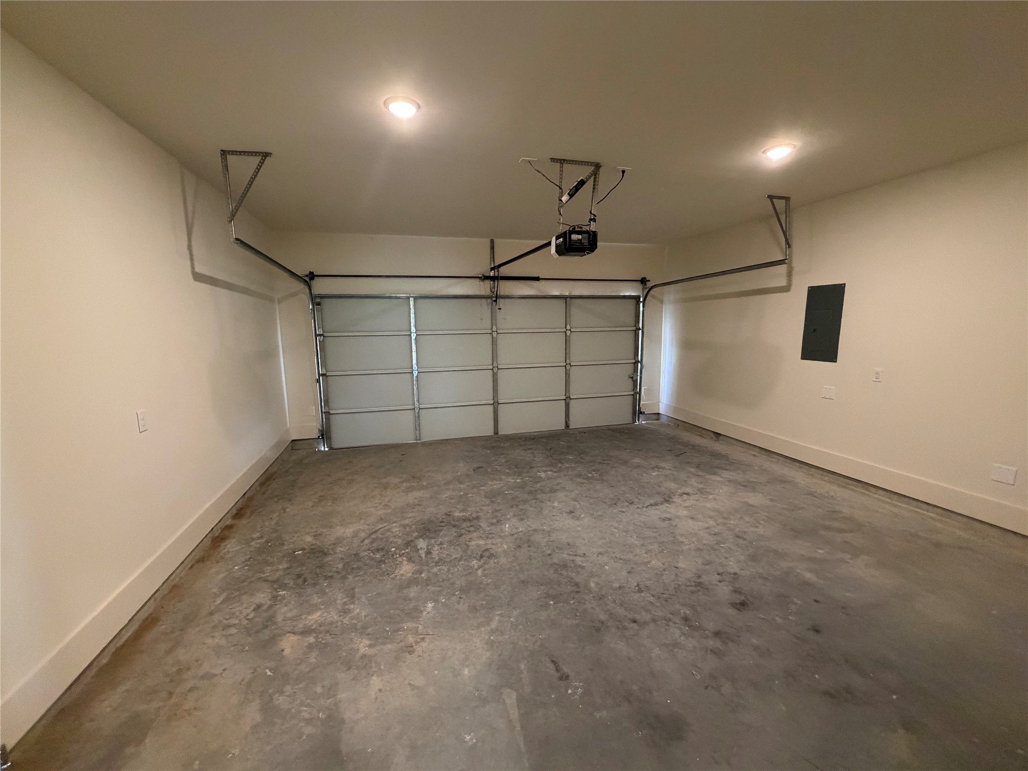 879 Rachel Street, Unit E Houston, TX 77091 - Photo 8 of 34 a view of a garage