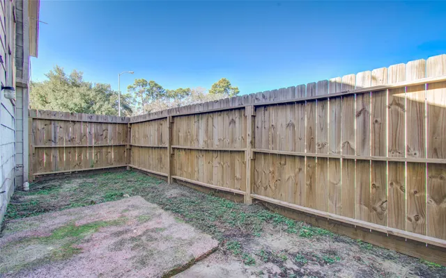 a view of a house with backyard and garden