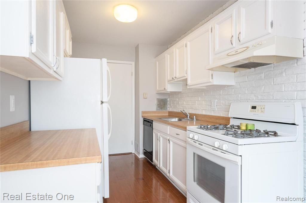 23657 North Rockledge Novi, MI 48375 - Photo 6 of 22