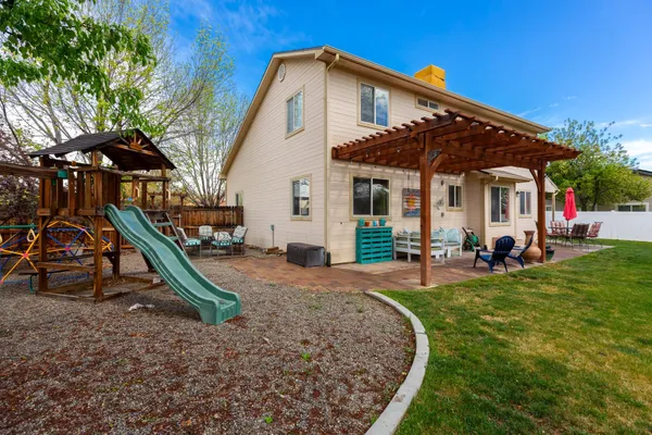 a view of a house with backyard