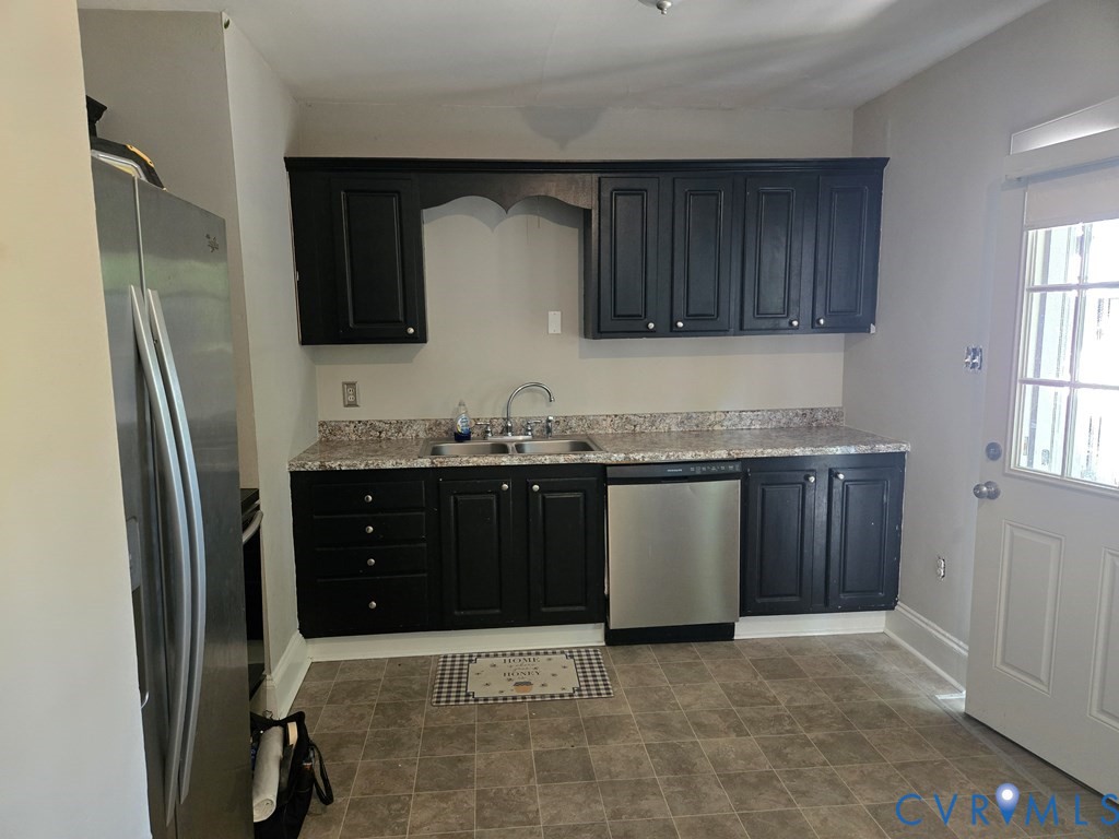 1546 Cumberland Road Farmville, VA 23901 - Photo 3 of 8 a bathroom with a granite countertop sink and a mirror