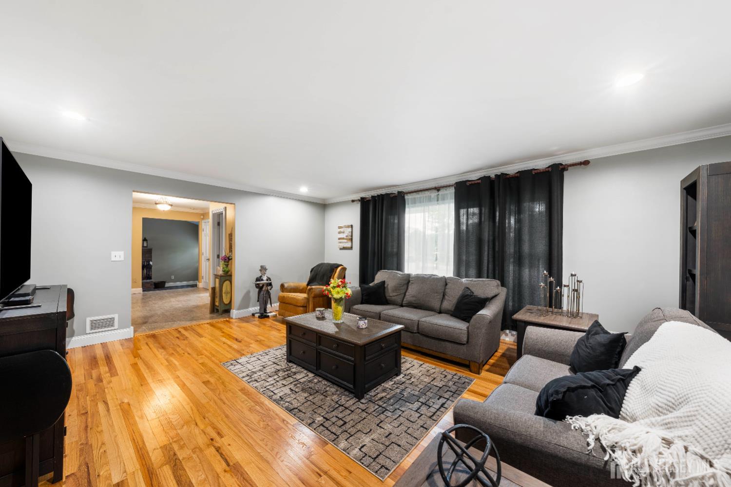 31 Runnymede Road Colonia, NJ 07067 - Photo 4 of 39