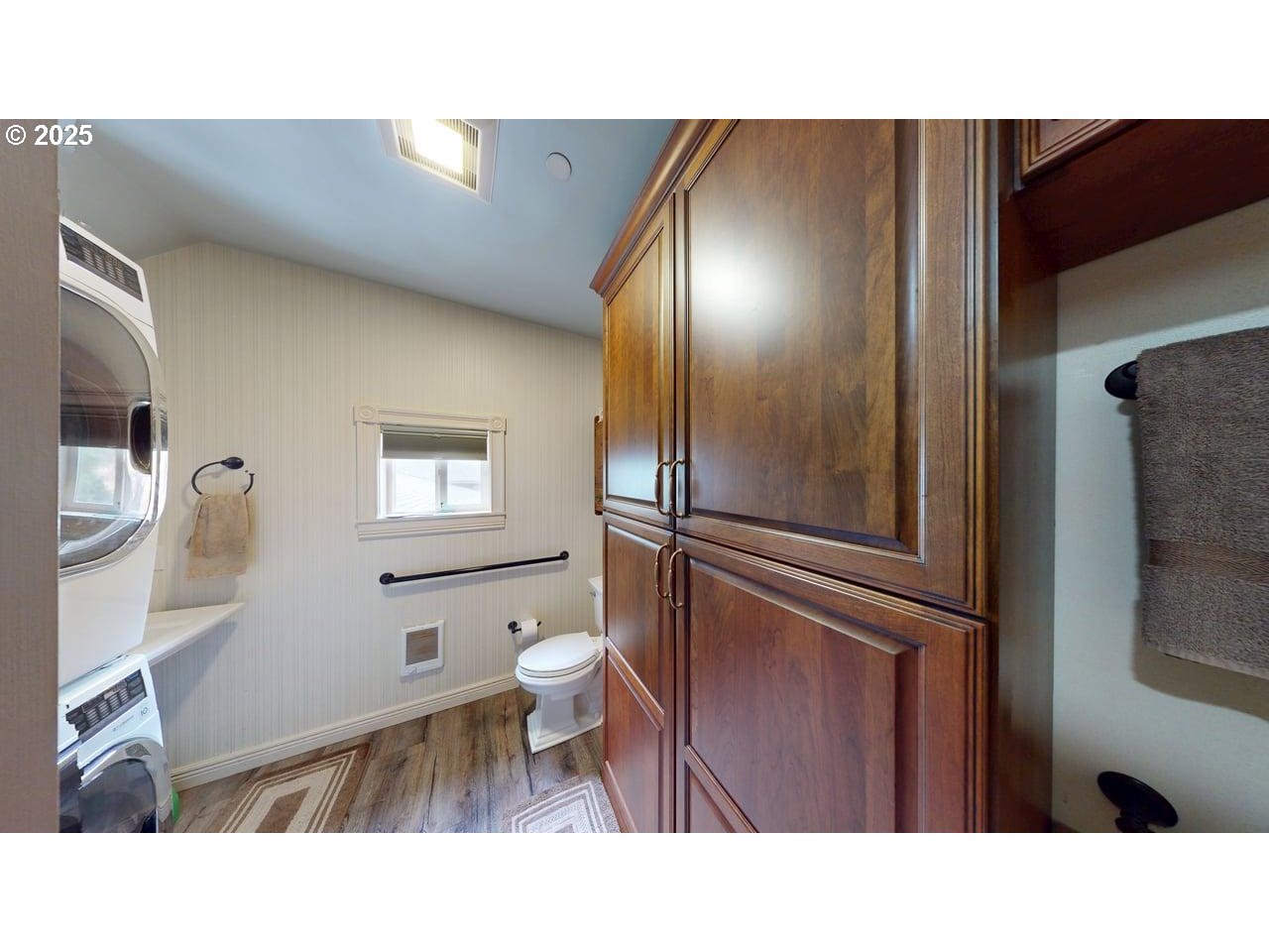 706 West Steuben Street Bingen, WA 98605 - Photo 18 of 32 a bathroom with a sink toilet and shower