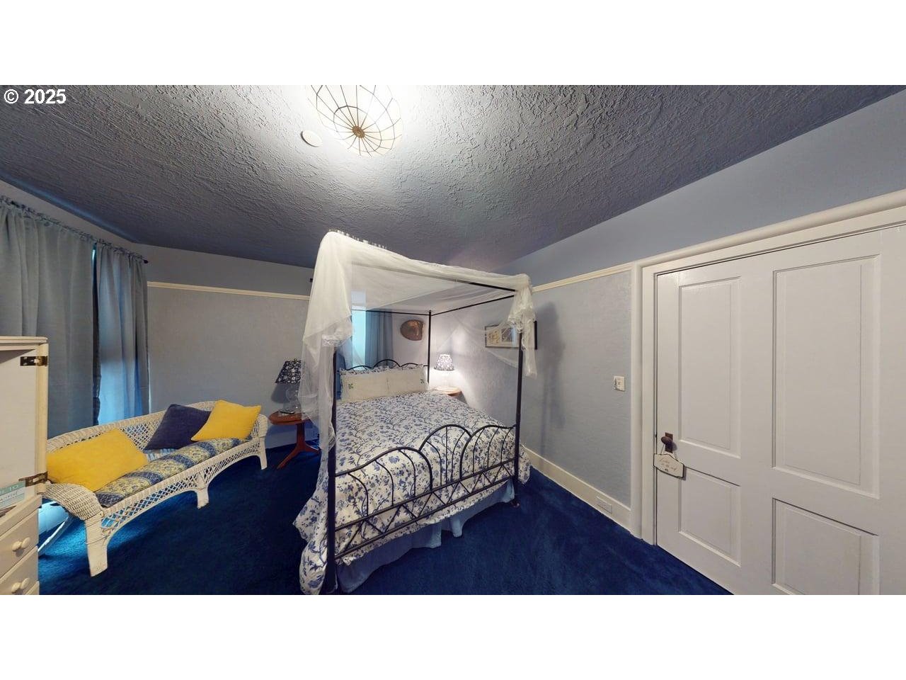 706 West Steuben Street Bingen, WA 98605 - Photo 20 of 32 a living room with furniture and wooden floor