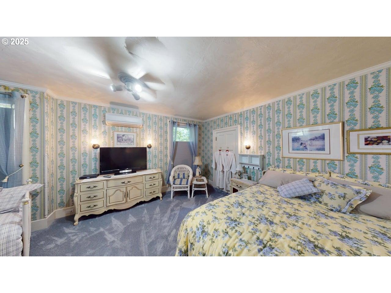 706 West Steuben Street Bingen, WA 98605 - Photo 24 of 32 a living room with furniture and a flat screen tv
