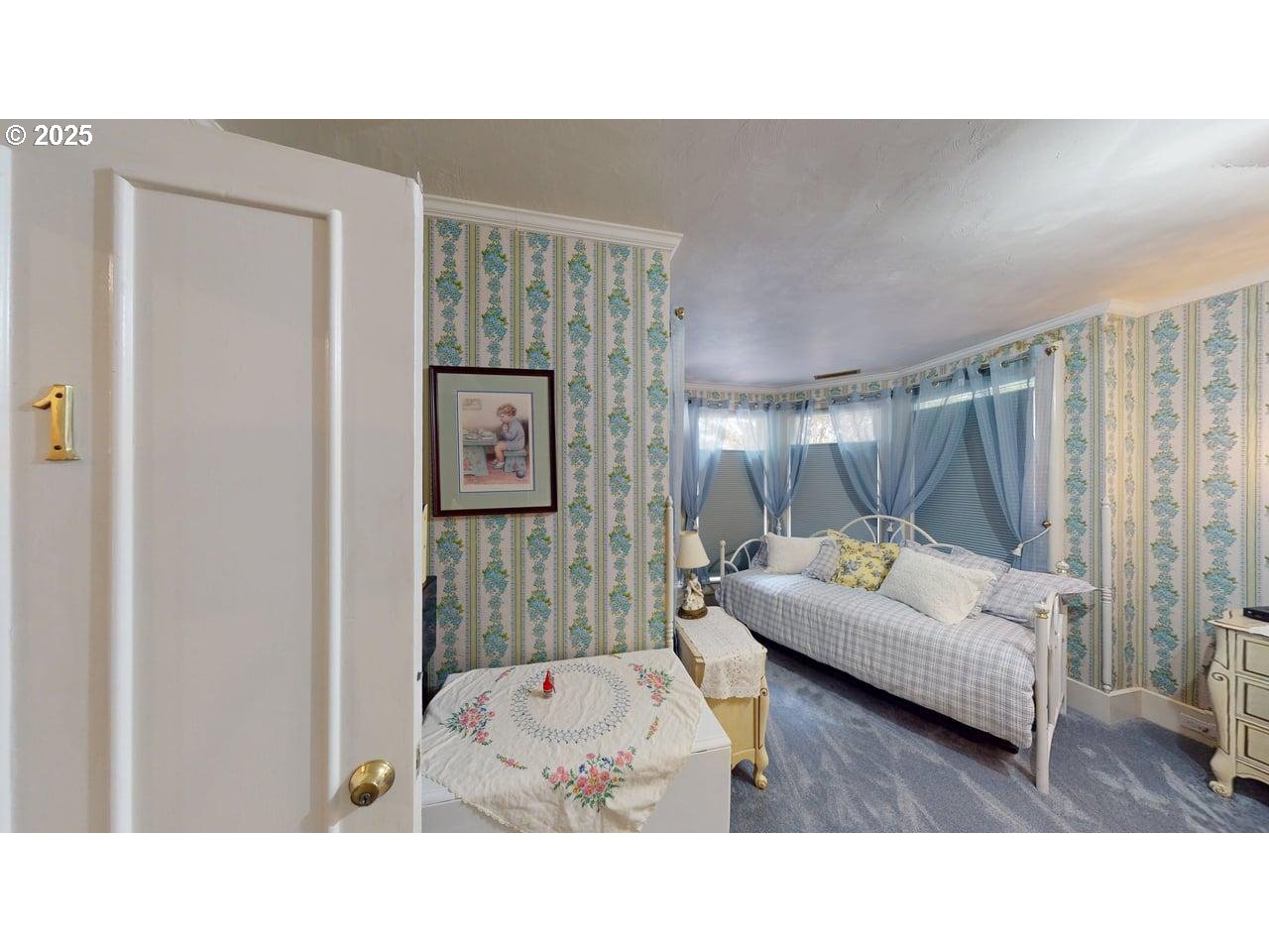 706 West Steuben Street Bingen, WA 98605 - Photo 25 of 32 a living room with furniture and a window