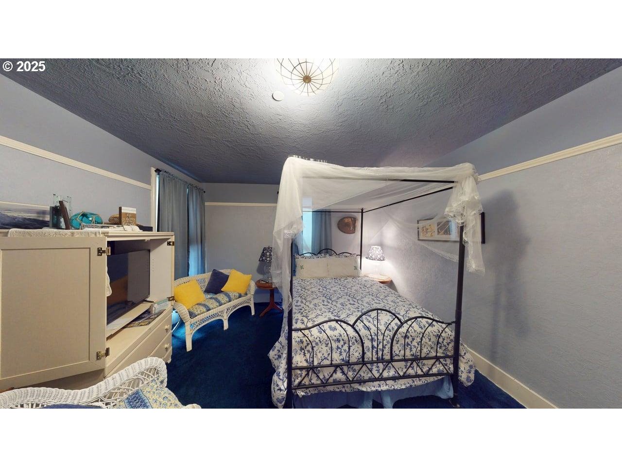 706 West Steuben Street Bingen, WA 98605 - Photo 27 of 32 a living room with furniture and a lamp