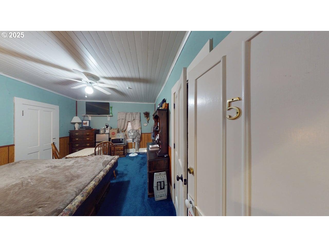 706 West Steuben Street Bingen, WA 98605 - Photo 29 of 32 a living room with furniture and a large window