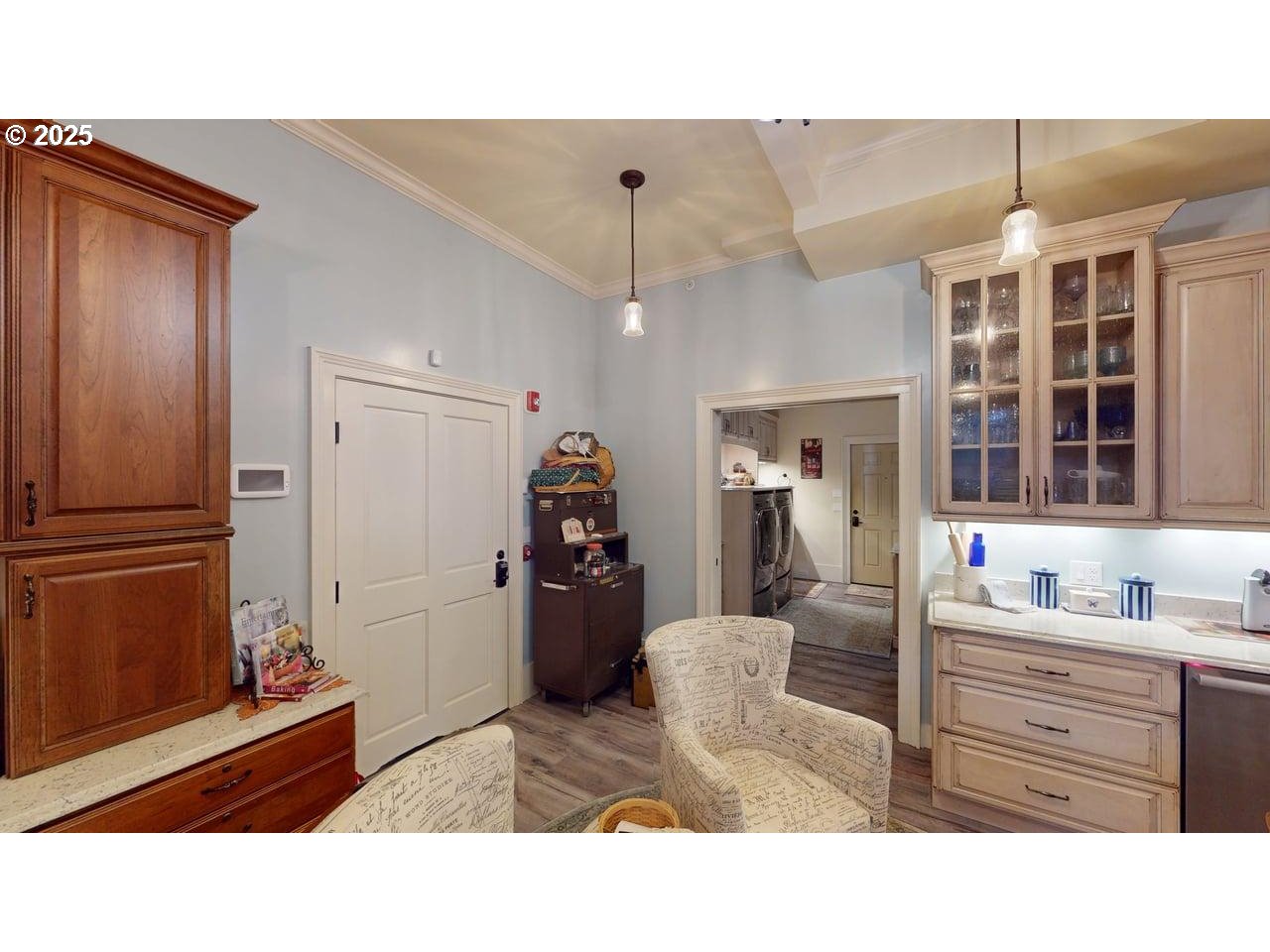 706 West Steuben Street Bingen, WA 98605 - Photo 31 of 32 a room with furniture and window