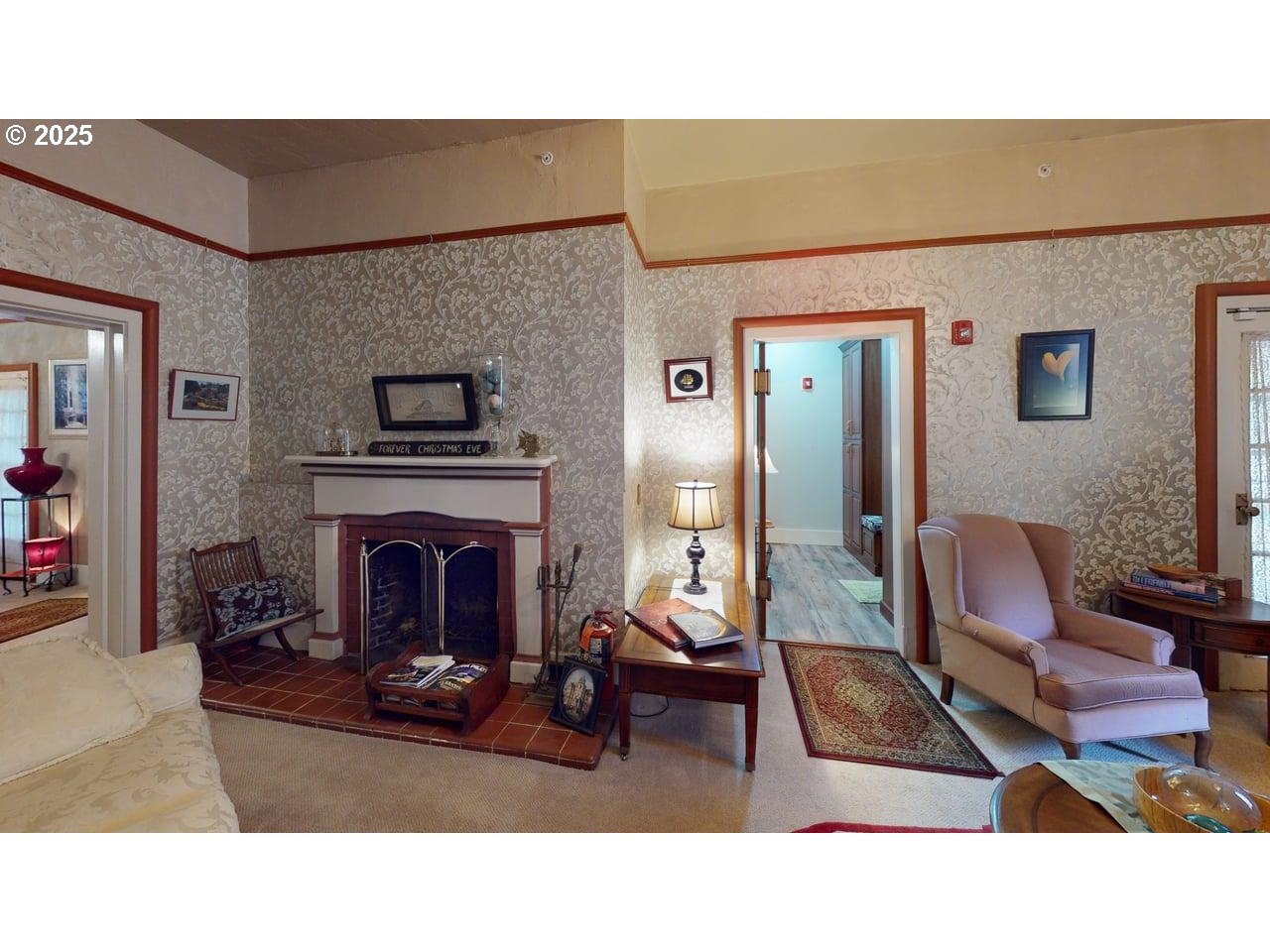 706 West Steuben Street Bingen, WA 98605 - Photo 6 of 32 a living room with furniture and a fireplace