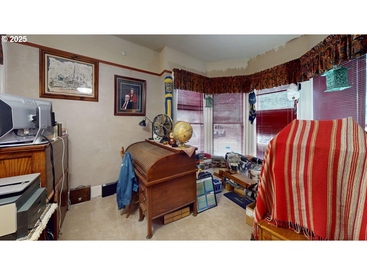 706 West Steuben Street Bingen, WA 98605 - Photo 8 of 32 a living room with lots of furniture and gym equipment