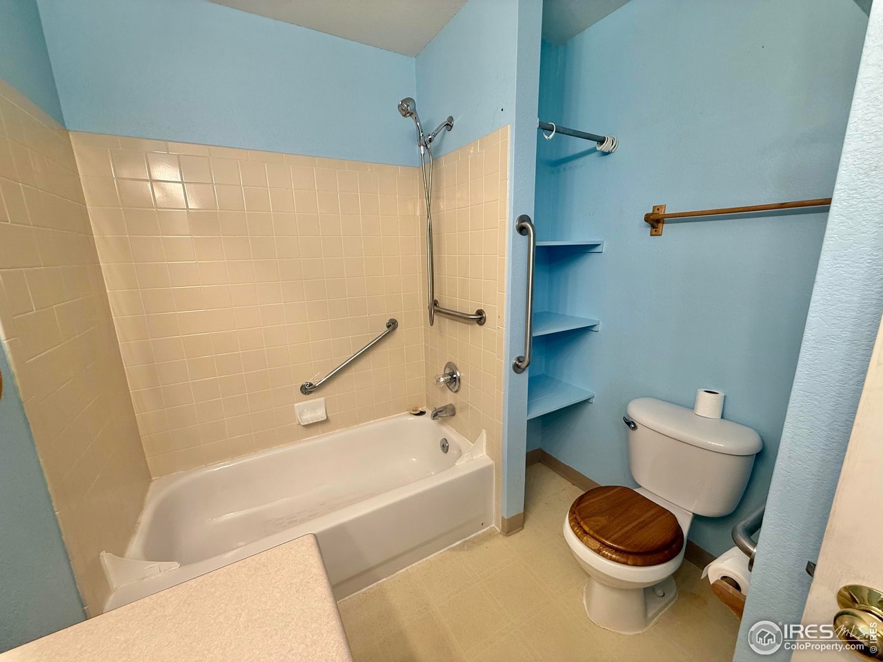 4621 18th Street Boulder, CO 80304 - Photo 14 of 22 a bathroom with a toilet and a bathtub