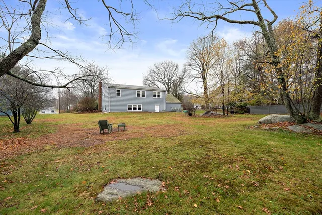 a view of a yard with a house
