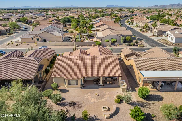 a view of a house with backyard
